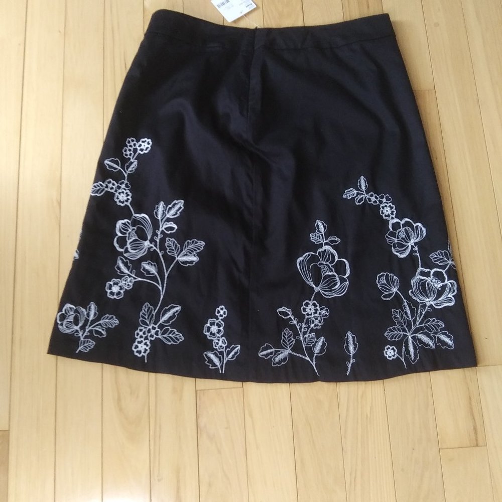 Covington Misses skirt white embroidery on black